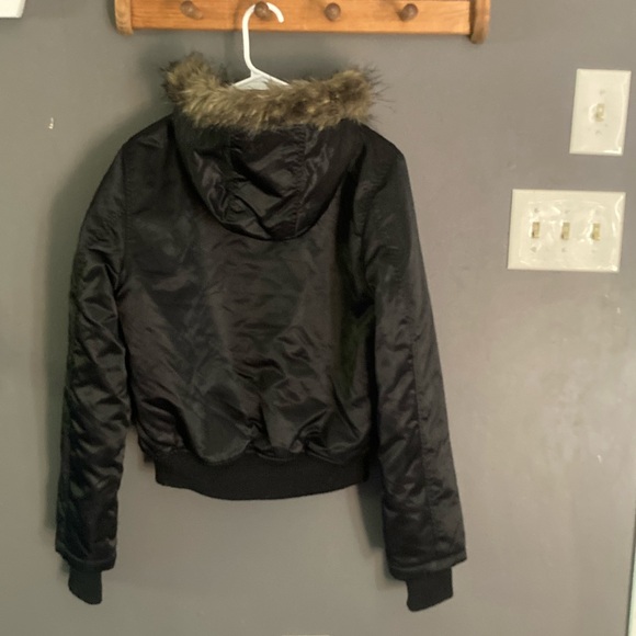 Adorable Guess black crop hooded jacket excellent condition size large - Picture 4 of 6